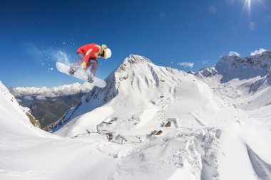 Dağlarda uçan snowboardcu. Sıra dışı spor.