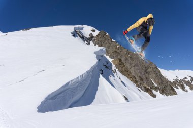 Dağlarda uçan snowboardcu. Sıra dışı spor.