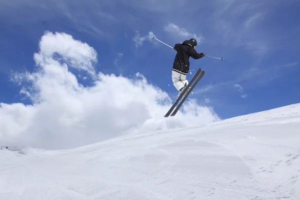 Vliegende skiër op de bergen. Extreme sport. — Stockfoto