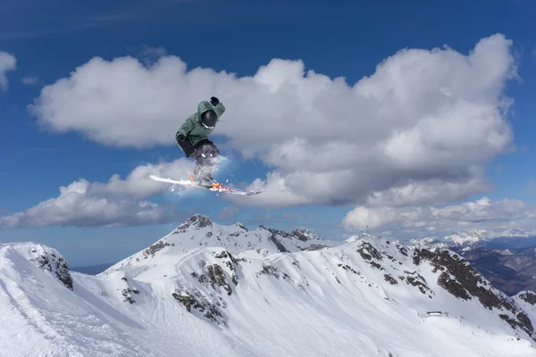 Repülő síelő a hegyekben. Extrém sport. — Stock Fotó