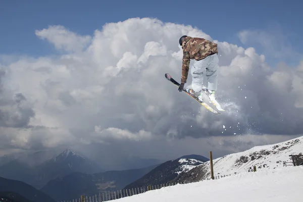 Fliegender Skifahrer auf den Bergen. Extremsport. — Stockfoto