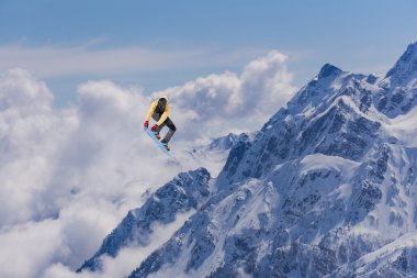 Dağlarda uçan snowboardcu. Sıra dışı spor.