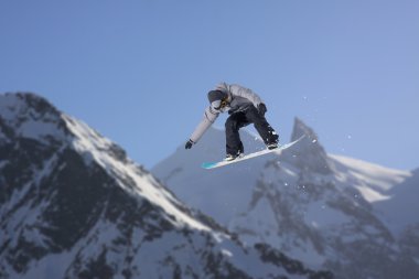 Dağlarda uçan snowboardcu. Sıra dışı spor.