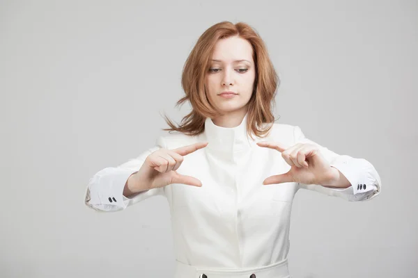 Ragazza che lavora con lo schermo virtuale o con qualcosa in mano — Foto Stock