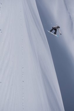 Dağlarda uçan snowboardcu. Sıra dışı spor.