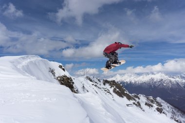 Dağlarda uçan snowboardcu. Sıra dışı spor.