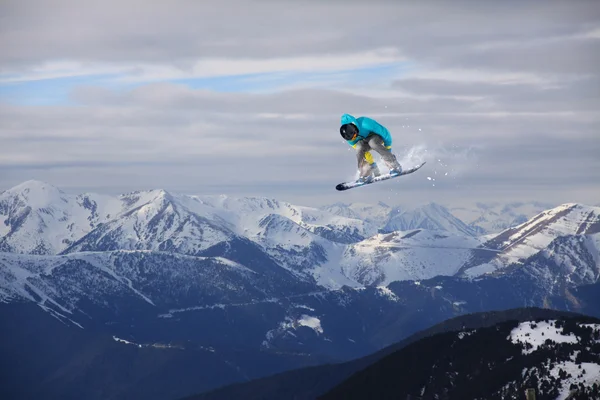 Ιπτάμενος snowboarder στα βουνά. Ακραίο άθλημα. — Φωτογραφία Αρχείου