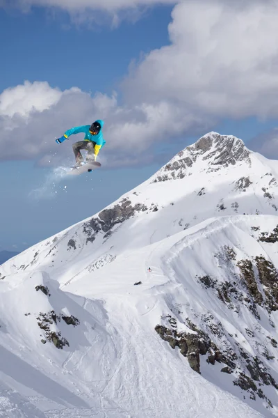 Volando snowboarder en las montañas. Deporte extremo. — Foto de Stock