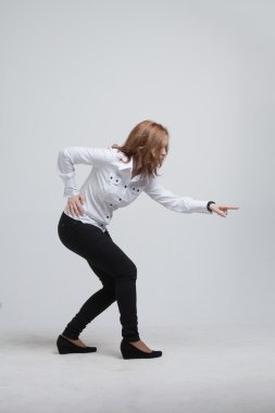 kadın sanal bir düğmeye basmadan