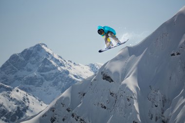 dağlar üzerinde uçan snowboarder
