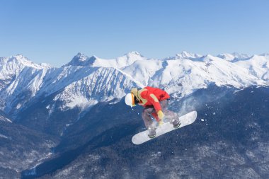 Dağlarda uçan snowboardcu. Sıra dışı spor.