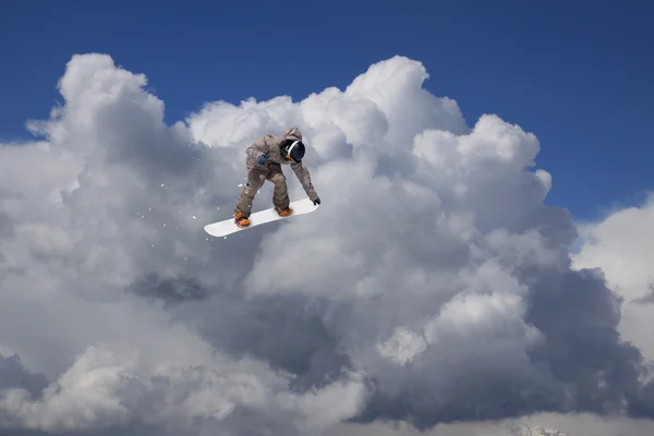 Volando snowboarder en las montañas. Deporte extremo. —  Fotos de Stock