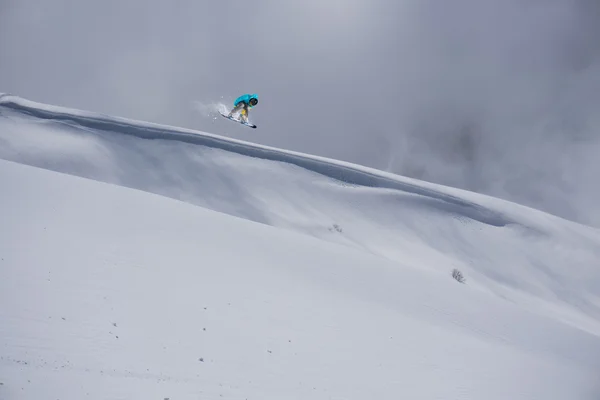 Snowboarder voador em montanhas — Fotografia de Stock