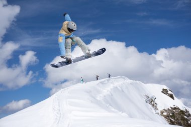 Dağlarda uçan snowboardcu. Sıra dışı spor.