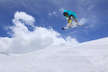 Dağlarda uçan snowboardcu. Sıra dışı spor.