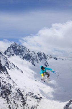 Dağlarda uçan snowboardcu. Sıra dışı spor.