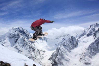 Dağlarda uçan snowboardcu. Sıra dışı spor.