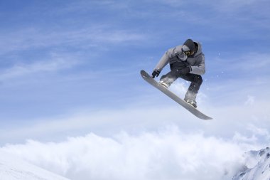 Dağlarda uçan snowboardcu. Sıra dışı spor.