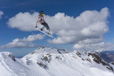 Dağlarda uçan snowboardcu. Sıra dışı spor.