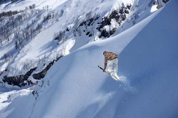 Skieur volant sur les montagnes. Sport extrême. — Photo