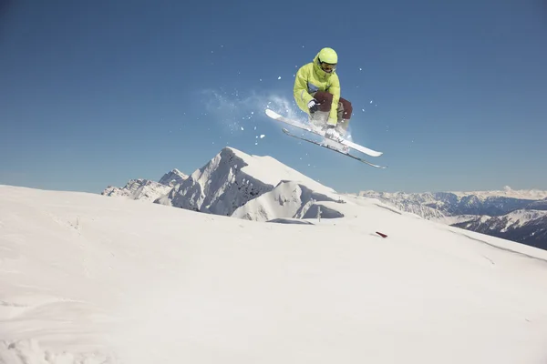 山の上で空飛ぶスキーヤー。極端なスポーツ. — ストック写真