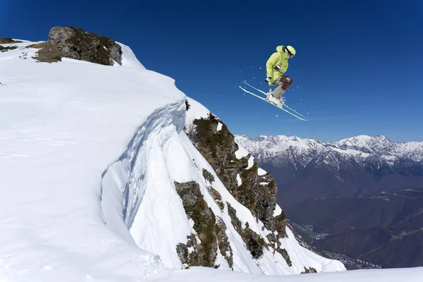 山の上で空飛ぶスキーヤー。極端なスポーツ. — ストック写真