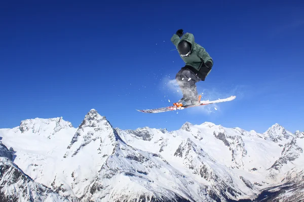 Fliegender Skifahrer auf den Bergen. Extremsport. — Stockfoto