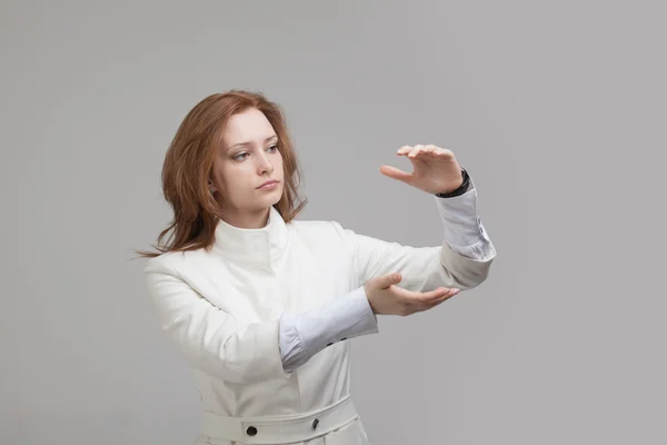 Frau hält etwas in den Händen — Stockfoto