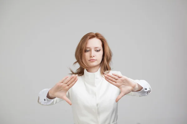 Jong meisje werken met virtuele scherm — Stockfoto