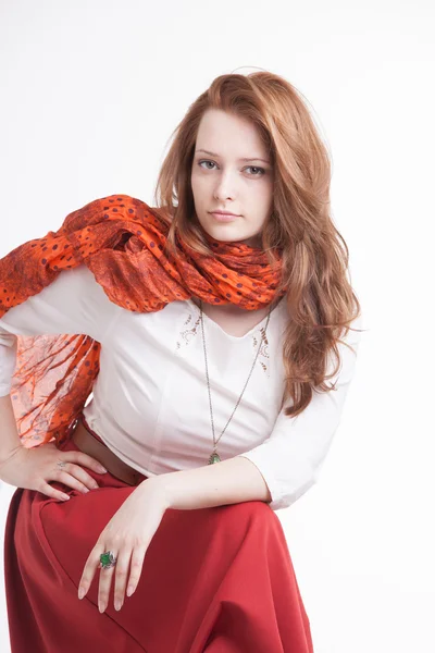 Mujer en falda roja — Foto de Stock