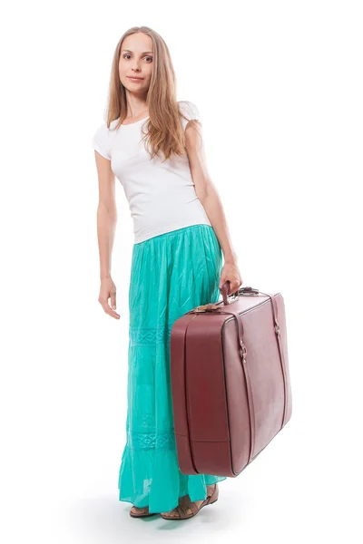 Женщина идет с тяжелым чемоданом, изолированные на белом — стоковое фото