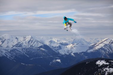 Dağlarda uçan snowboardcu. Sıra dışı spor.