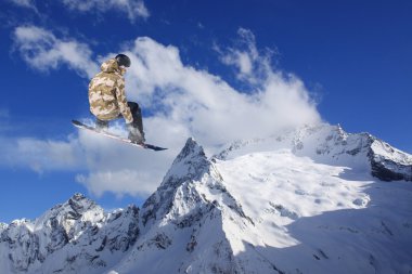 Dağlarda uçan snowboardcu. Sıra dışı spor.