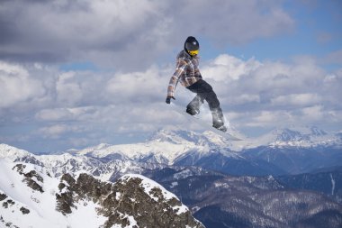 Dağlarda uçan snowboardcu. Sıra dışı spor.