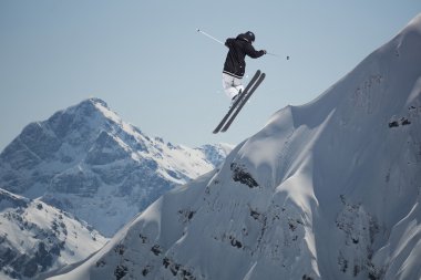Dağlarda uçan kayakçı. Sıra dışı spor.