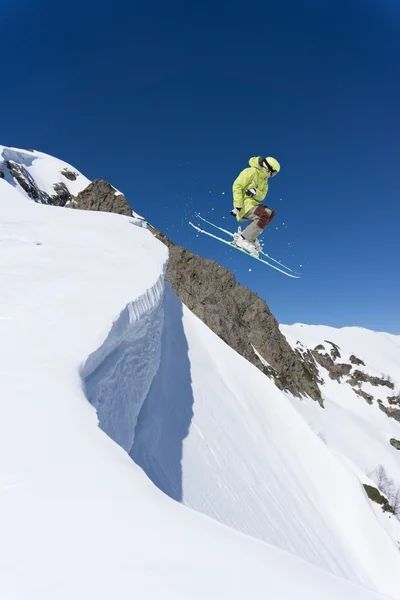 Repülő síelő a hegyekben. Extrém sport. — Stock Fotó