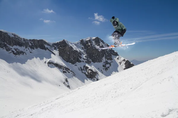 Ιπτάμενος σκιέρ στα βουνά. Ακραίο άθλημα. — Φωτογραφία Αρχείου