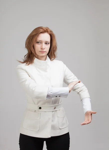 Mujer sosteniendo algo en las manos — Foto de Stock