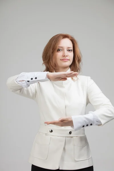 Mujer sosteniendo algo en las manos — Foto de Stock