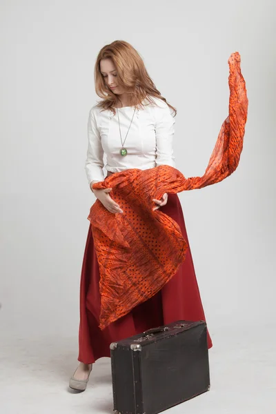Женщина в юбке танцует с красным платком — стоковое фото