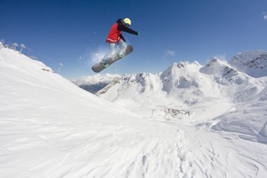 Dağlarda uçan snowboardcu. Sıra dışı spor.