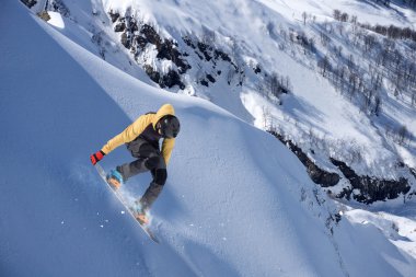Dağlarda uçan snowboardcu. Sıra dışı spor.