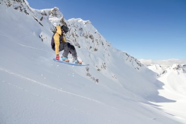 Dağlarda uçan snowboardcu. Sıra dışı spor.