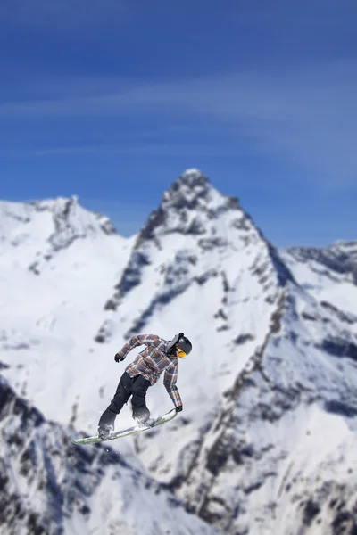 Flying snowboarder on mountains. Extreme sport. — Stock Photo, Image