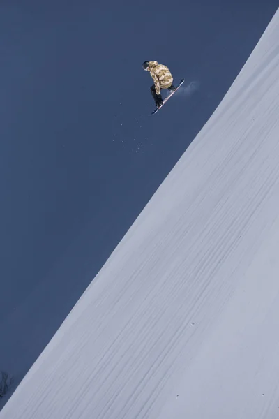 Snowboarder volante sulle montagne. Sport estremi. — Foto Stock
