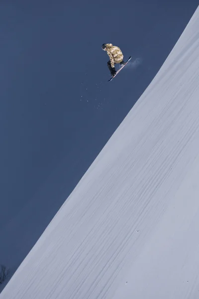 Flying snowboarder on mountains. Extreme sport. — Stock Photo, Image