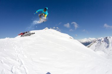 Dağlarda uçan snowboardcu. Sıra dışı spor.
