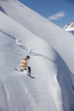 Dağlarda uçan snowboardcu. Sıra dışı spor.