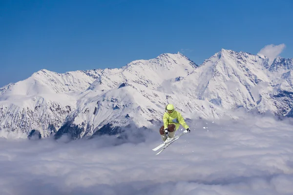 山の上で空飛ぶスキーヤー。極端なスポーツ. — ストック写真