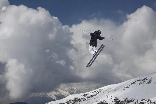 山の上で空飛ぶスキーヤー。極端なスポーツ. — ストック写真